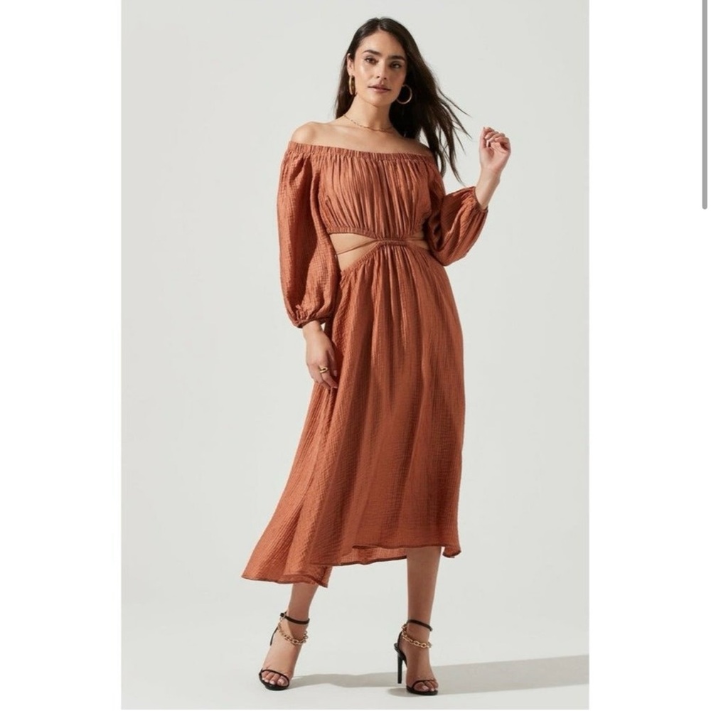 ASTR The Label CASSIAN CUTOUT OFF SHOULDER MIDI DRESS